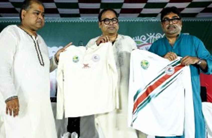 বাঁদিক থেকে সৃঞ্জয় বসু, সৌমিক বসু এবং দেবাশিস দত্ত