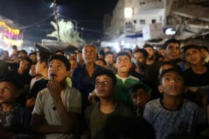 বারুদের গন্ধের মধ্যেও বিশ্বকাপ দেখছে গাজা