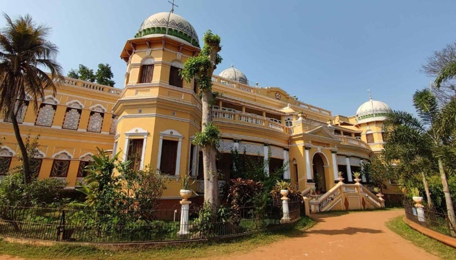 জঙ্গলে প্রাসাদ!