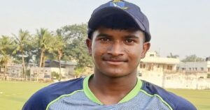 প্ল্যাটফর্মের বেঞ্চ থেকে ভারতীয় জার্সিতে