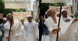 গান্ধীর বেশে চেনা দায় মনোজ বাজপেয়ীকে! আসছে নতুন সিনেমা