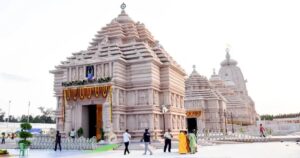 উৎসবের চাকচিক্যে ঢাকা পড়ছে বাংলার বাস্তব সংকট