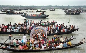 ইছামতীর বুকে দুই বাংলার অঘোষিত মিলনমেলা